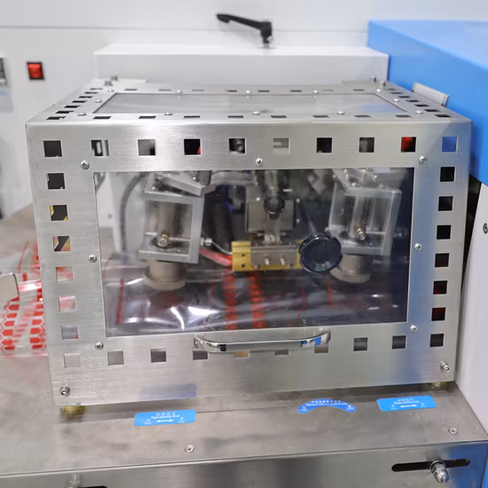 Machine à emballer automatique de serviettes en papier et de couverts en plastique